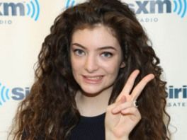 lorde-sirius-xm-aug13-640x480_zpsf8e45fb9.jpg