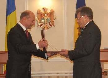 Basescu, Ghimpu, decoreaza