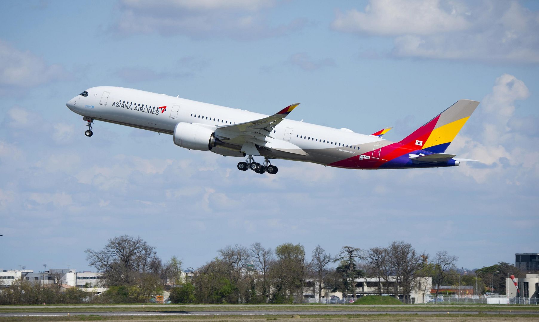 900 Asiana Airlines Taking Off