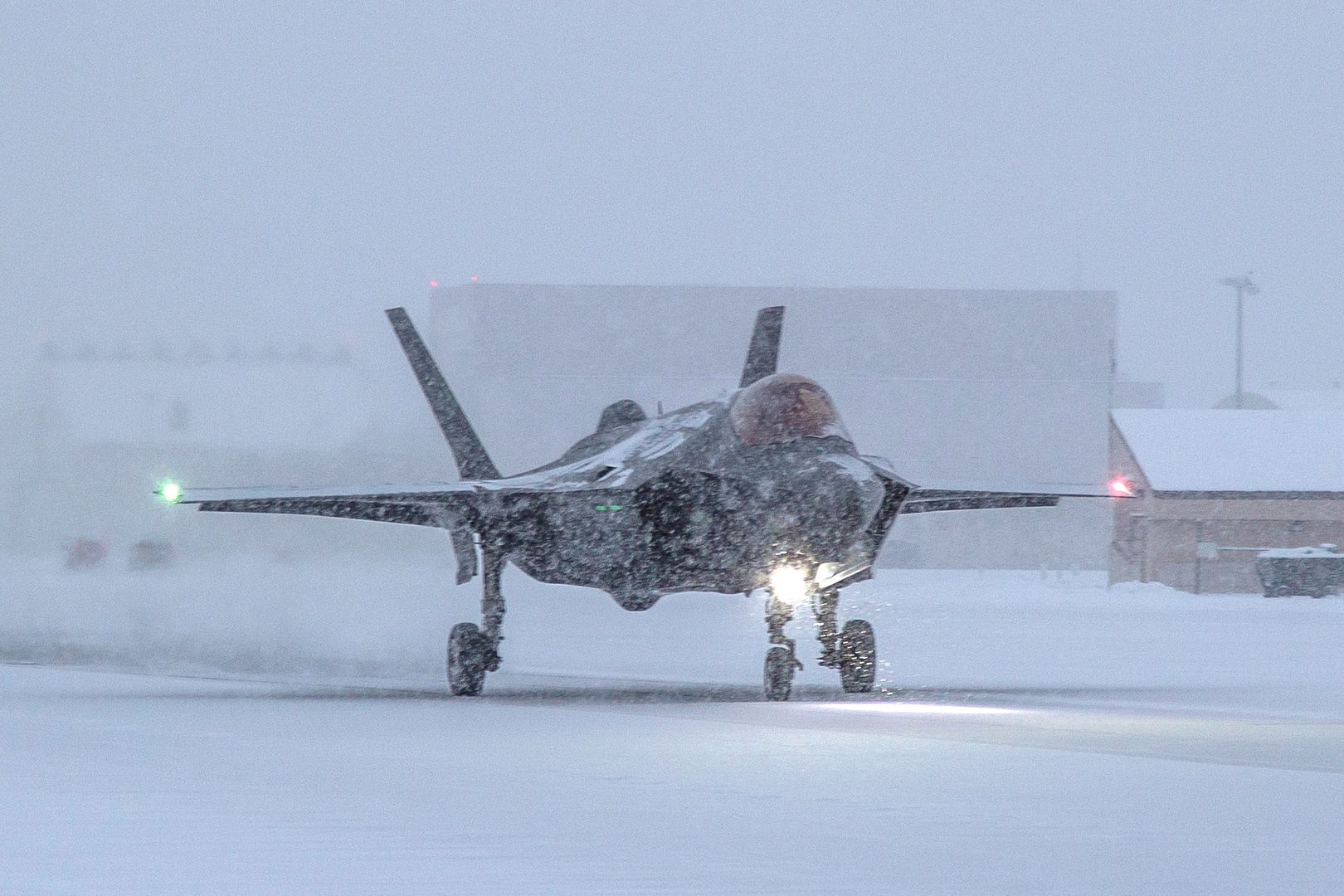 F35IcyRunway2