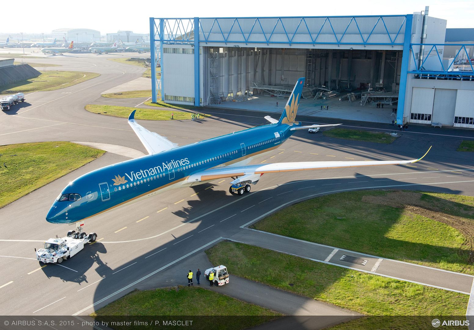 900 Vietnam Airlines Roll Out Paintshop