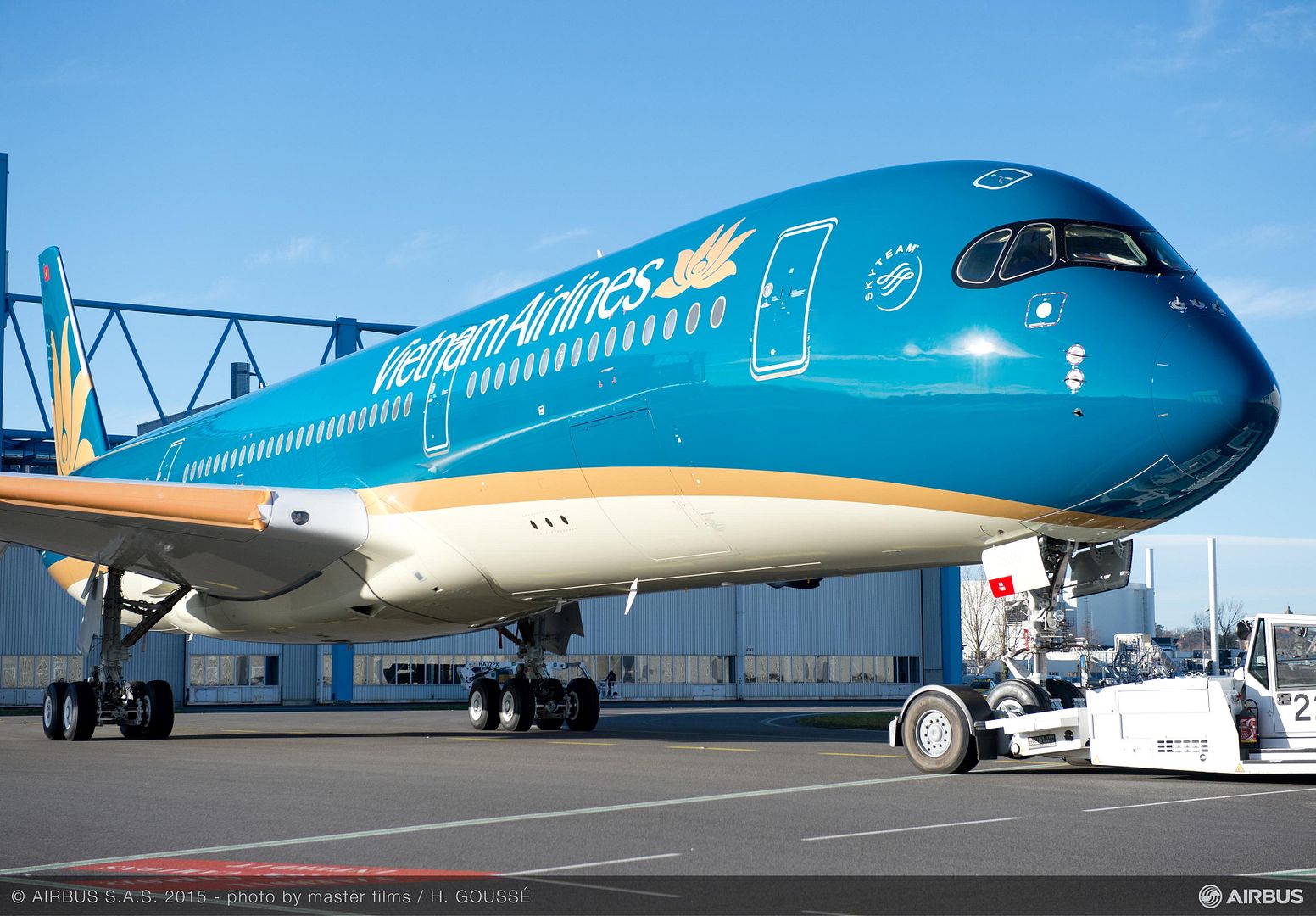 900 Vietnam Airlines Roll Out Paintshop 2