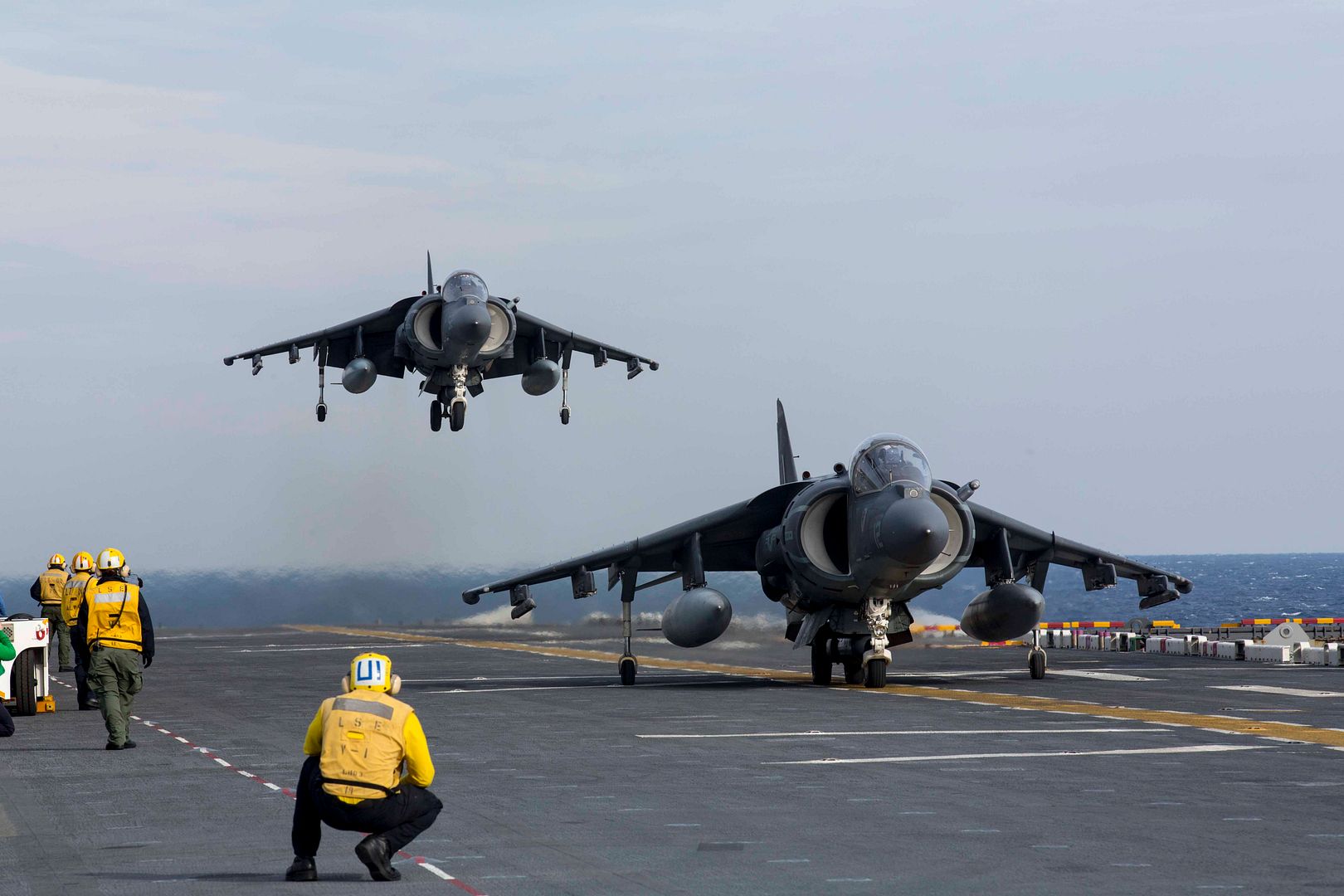 8BHarrierlandsontheflightdeckoftheamphibiousassaultshipUSSKearsarge