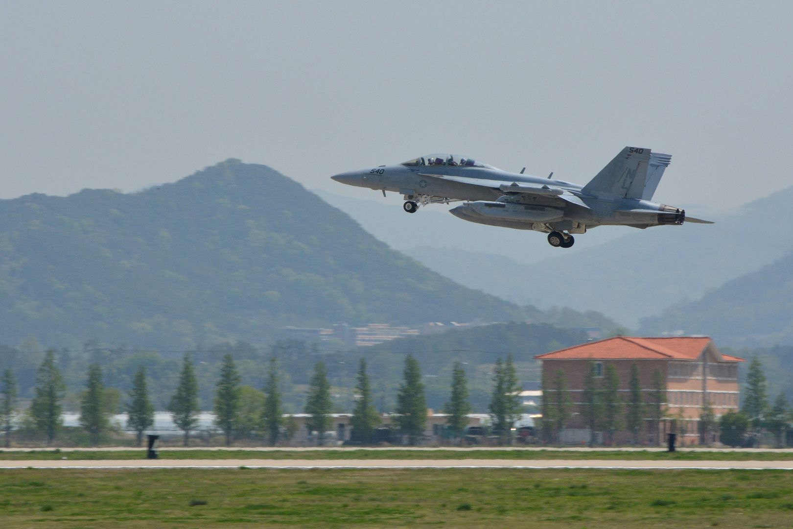 18GGrowleraircraftfromElectronicAttackSquadronVAQ132takesofffromtherunwayatGwangjuAirBase