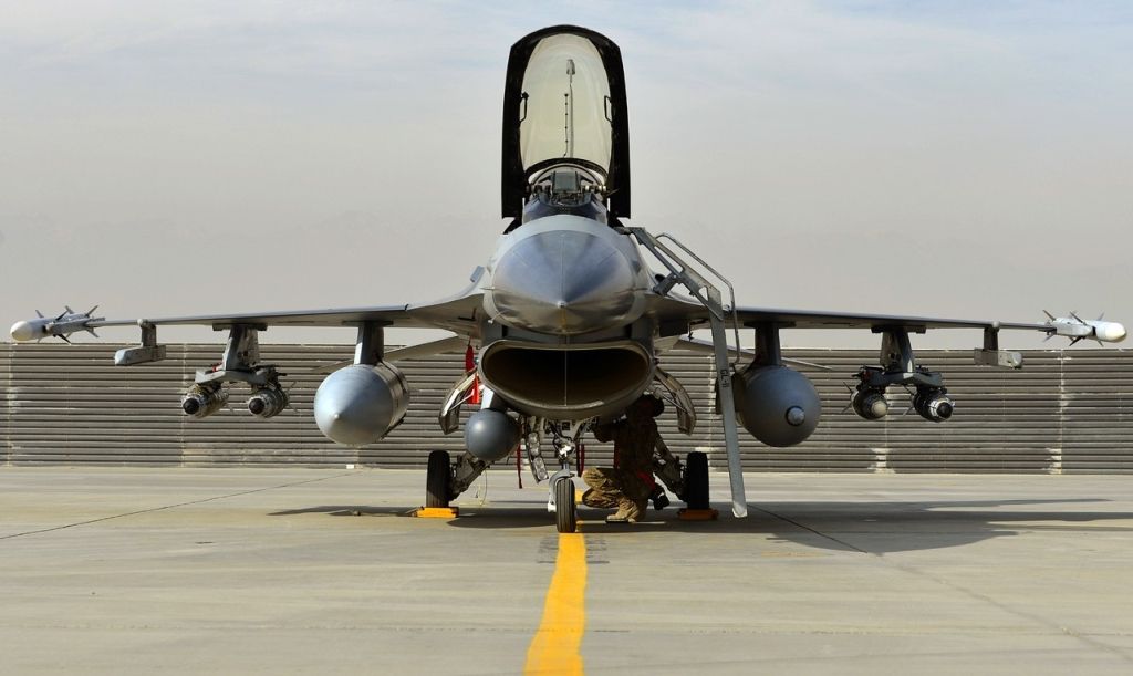 16FightingFalconsitsontheflightlineatBagramAirField