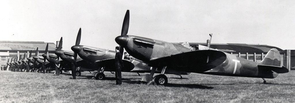  photo Spitfires Mk. I No. 19 Squadron in Duxford-1.jpg