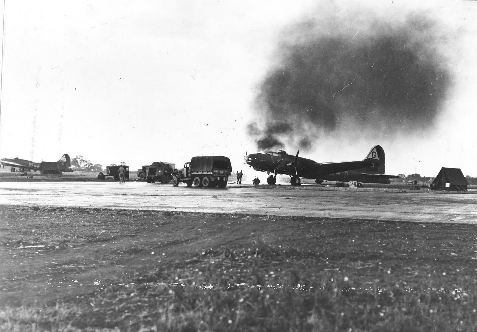 305thBombGroup364BSB17FFlyingFortressfireatChelvestonEnglandAugust1943