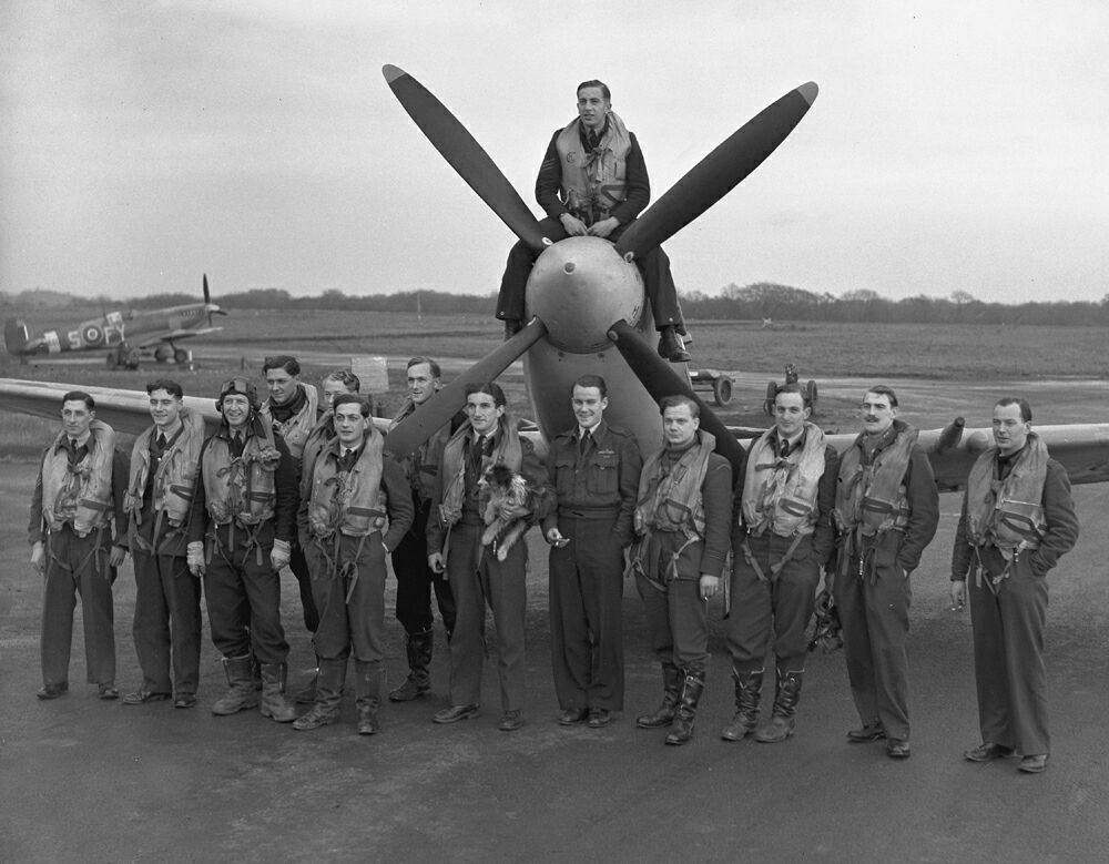 Pilotsof611SquadronposeforthepressBigginHill18thDecember1942