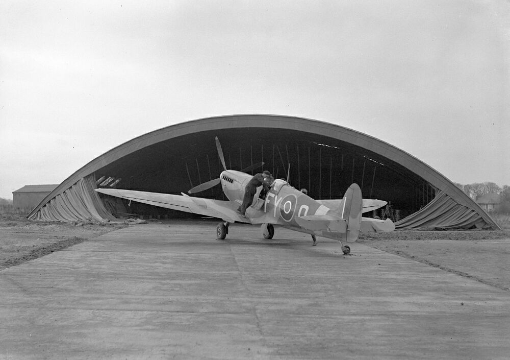 SupermarineSpitfireIXof611SquadronstandsoutsideablisterhangaratitshomeairfieldBigginHill18thDecember1942