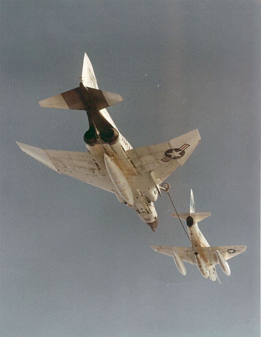 4CSkyhawkrefuelinganF4BinflightonMarch191965