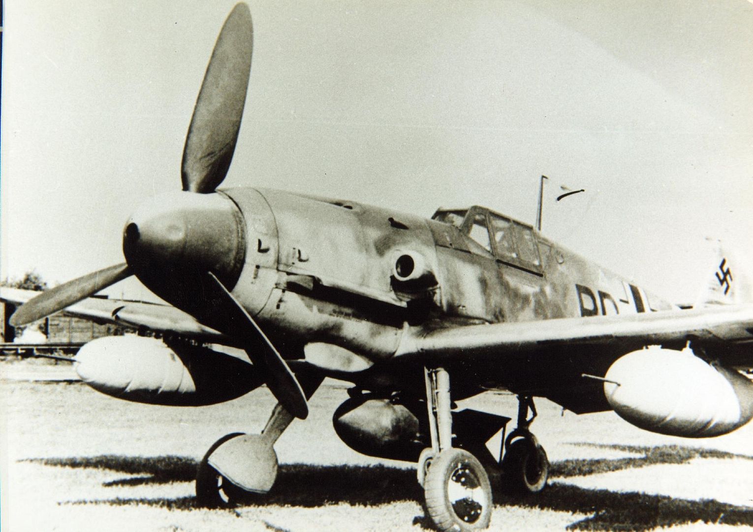 http://i262.photobucket.com/albums/ii120/Duggy009/Duggy009-2/Bf109%20G2-R1.jpg