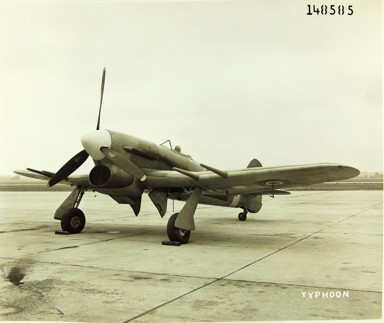 http://i262.photobucket.com/albums/ii120/Duggy009/Duggy009-2/Hawker%20Typhoon/HawkerTyphoon1b.jpg