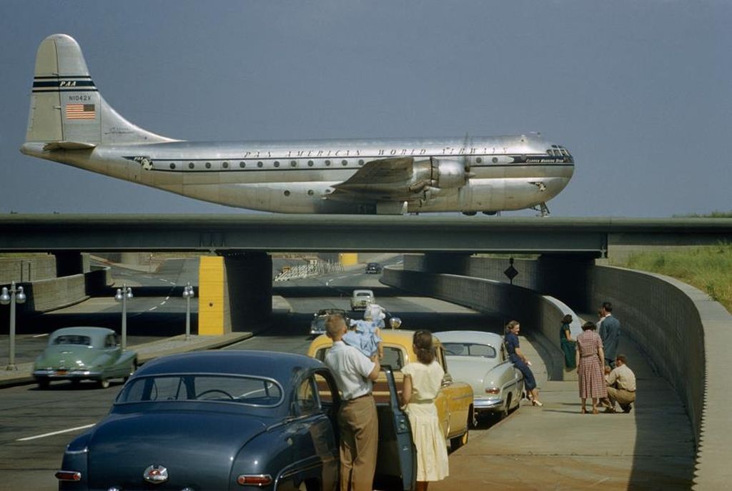 StratocruisertaxiacrossanunderpassinQueensNewYorkMarch1951