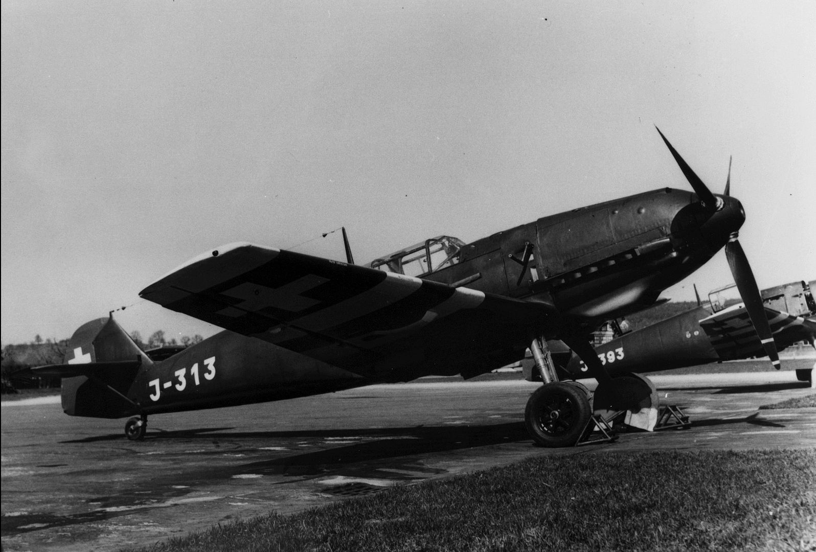 http://i262.photobucket.com/albums/ii120/Duggy009/Swiss%20109s/Messerschmitt%20Me-109%20E-3%20Emil-12.jpg
