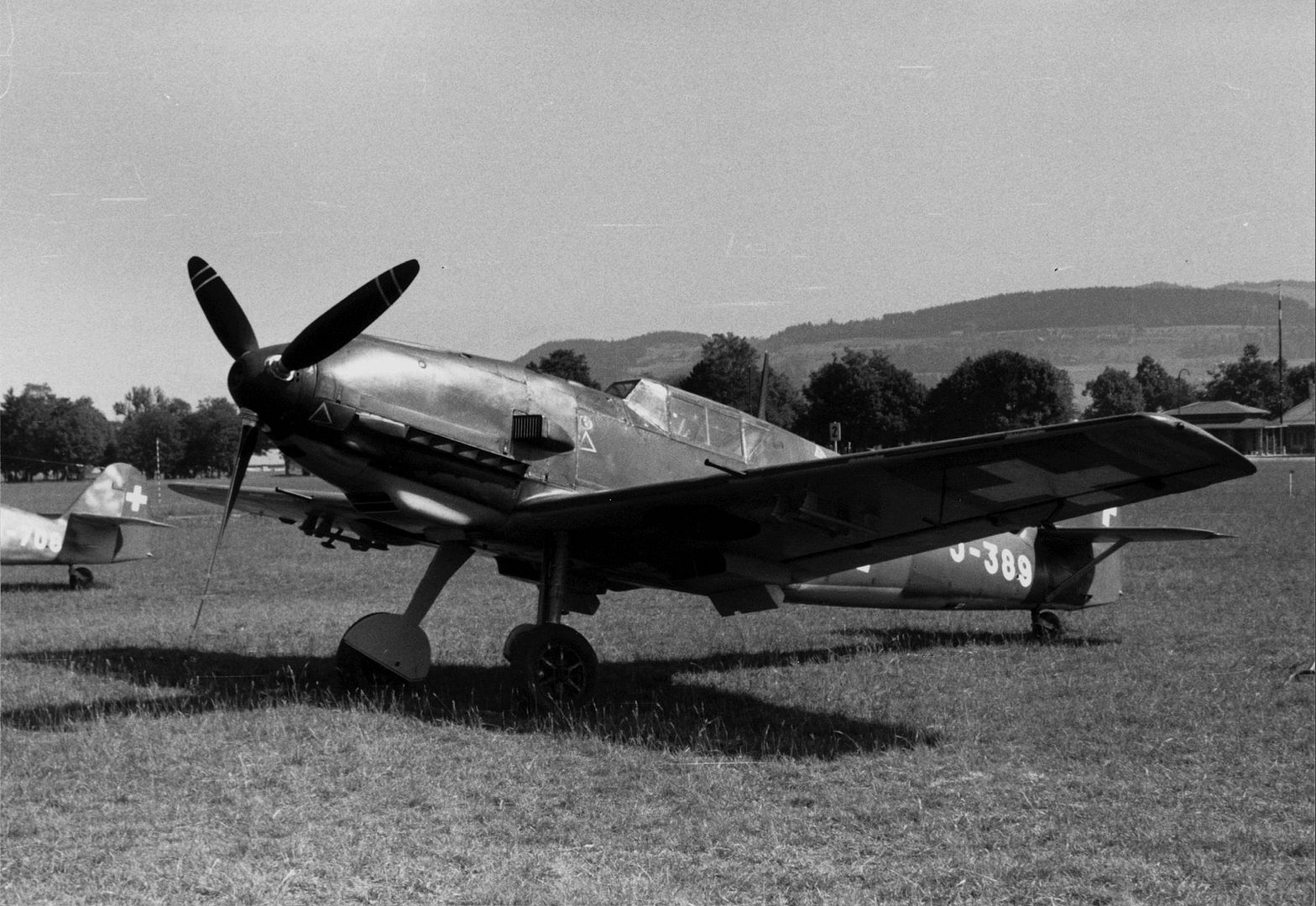 http://i262.photobucket.com/albums/ii120/Duggy009/Swiss%20109s/Messerschmitt%20Me-109%20E-3%20Emil-7.jpg