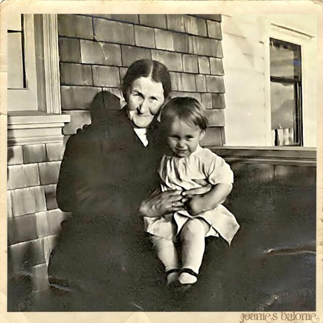 Jessie Rae Munce holding her granddaughter Elsie Louise Munce circa 1914 photo 19-JessieRaeMunceandElsieLouiseMuncecirca1914_zps098bbb13.jpg