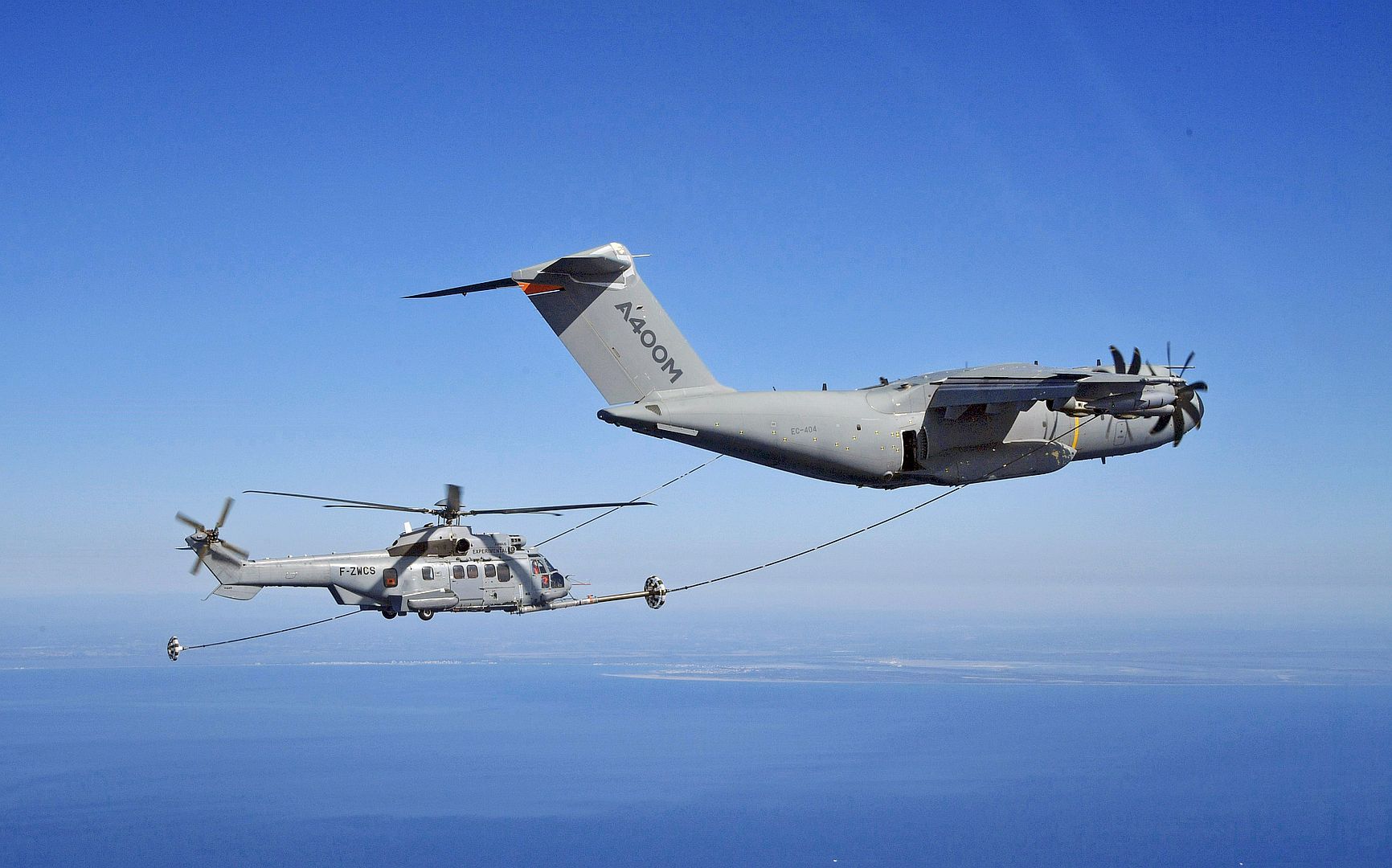 Дозаправка. Airbus a400m. A400 Air to Air. Airbus Getafe a400m. Airbus a400m заправка.