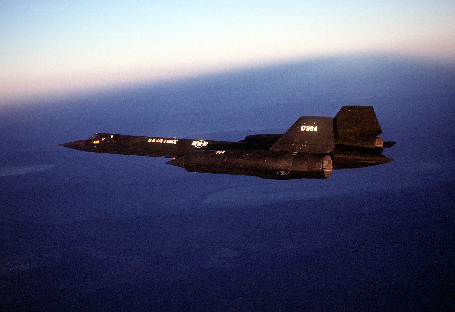 Разведчик нато. SR 71 Blackbird. Lockheed SR-71. Lockheed SR-71 Blackbird фото. Самолеты разведчики НАТО.