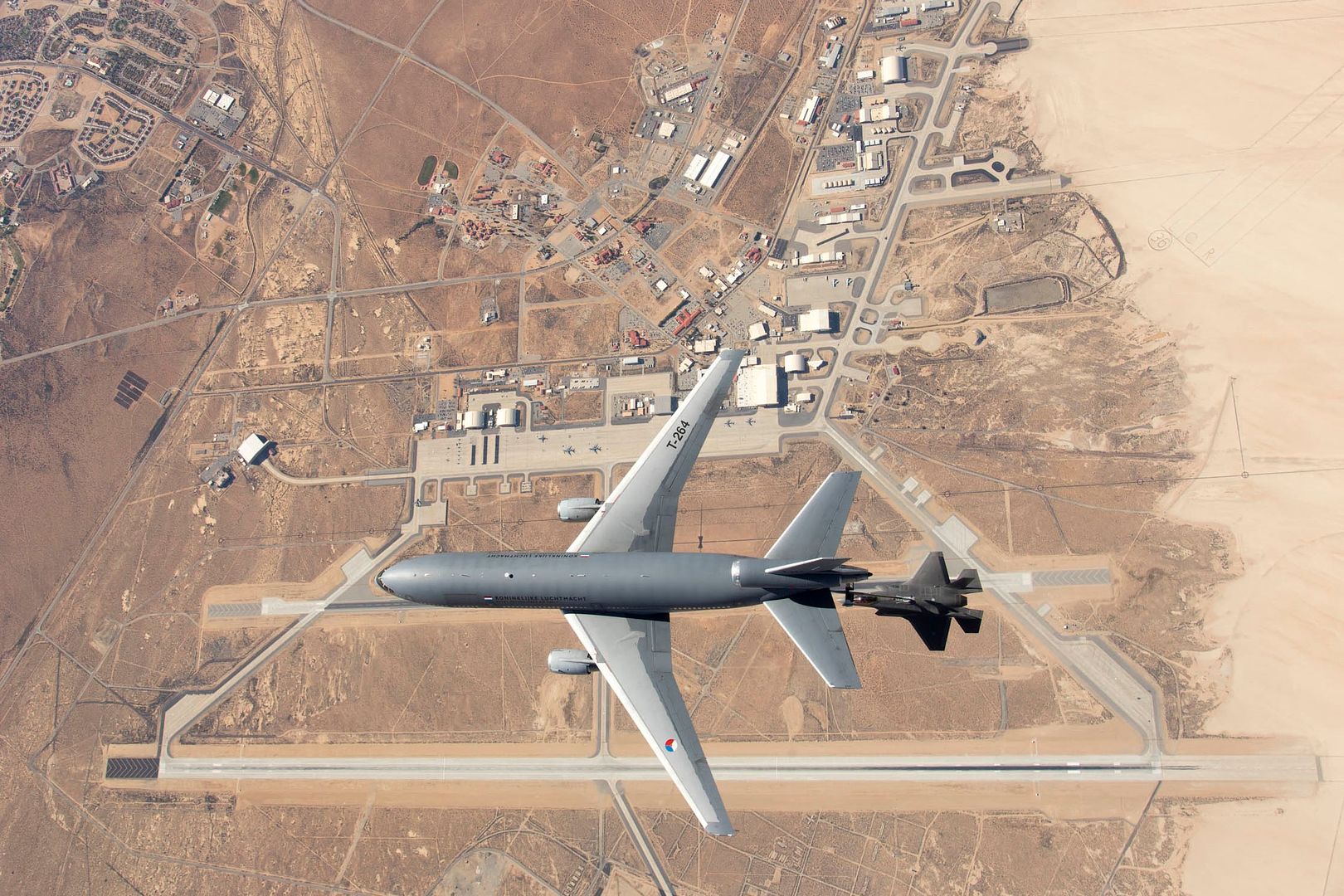 Крупное соединение военных. Авиабаза Эдвардс США. Edwards Air Force Base. Грунтовая ВПП 17/35 на авиабазе Эдвардс. База ВВС США Эдвардс.